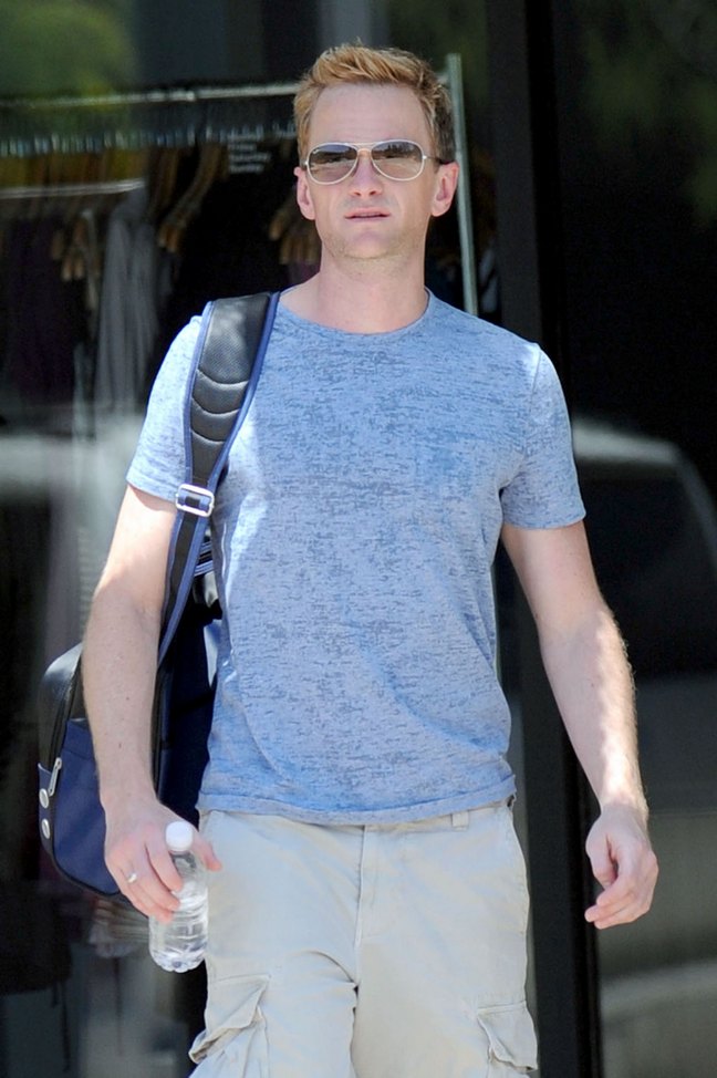 Neil Patrick Harris, light blue t-shirt, sunglasses, khaki shorts, gym bag, water bottle